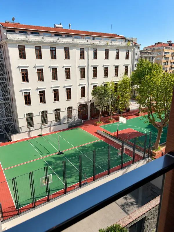 Şehir Residence — Pencereden şehir görünümü