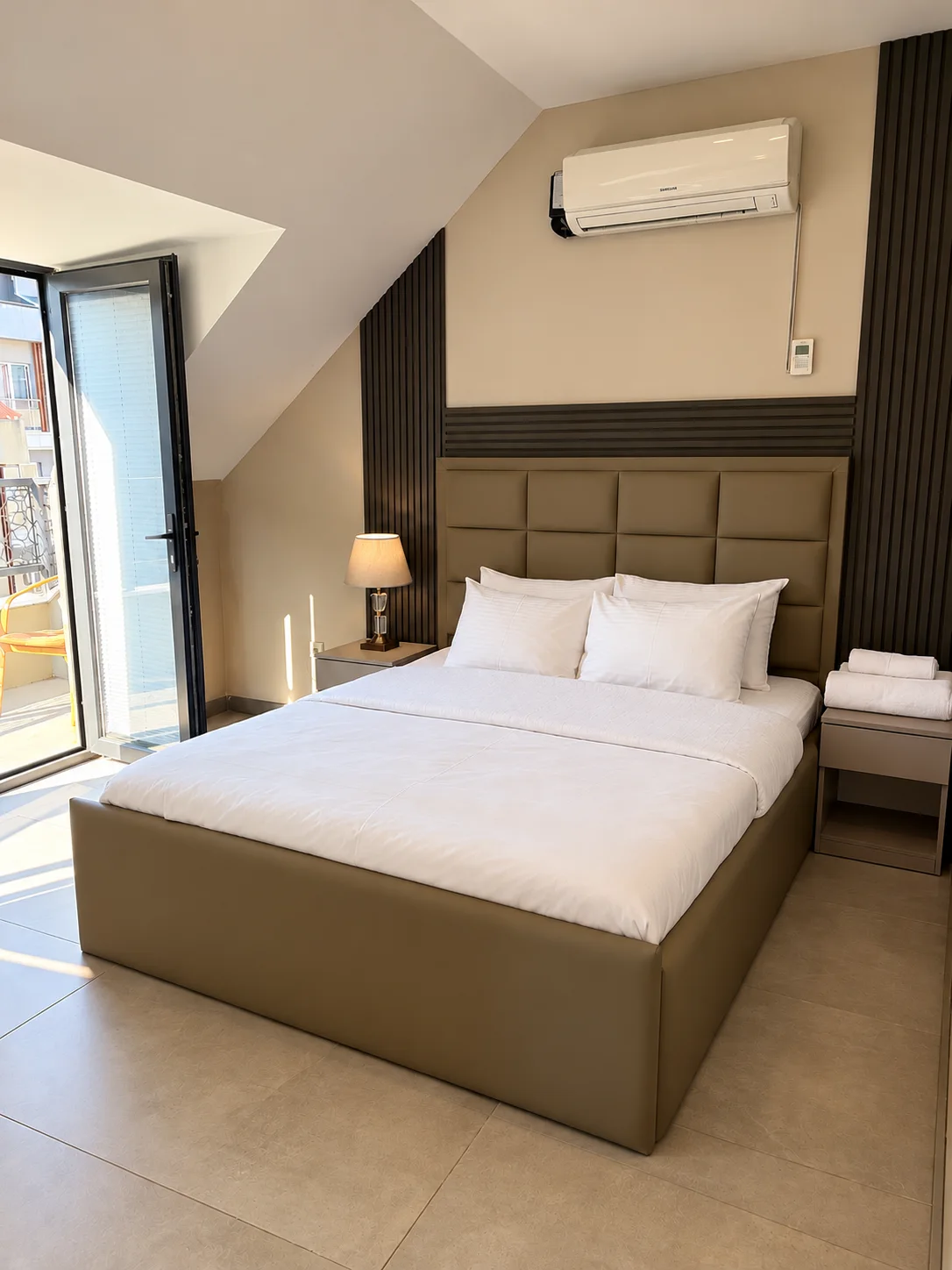 Çatı Residence — Yatak alanı ve gün ışığı