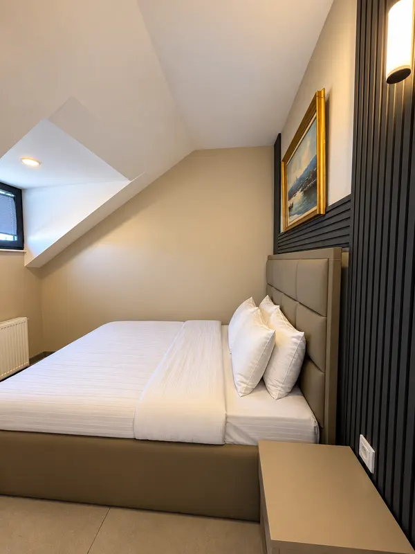 Çatı Residence — Eğimli tavanlı yatak alanı