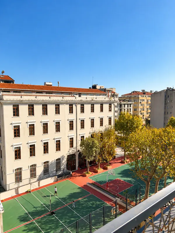 Çatı Residence — Pencereden şehir görünümü
