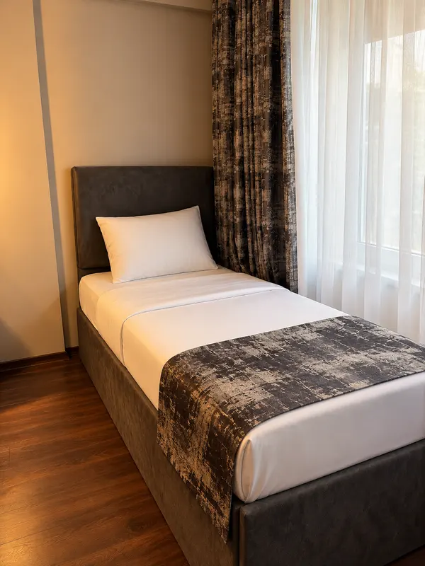 Antrasit Residence — Pencere önünde tek yatak