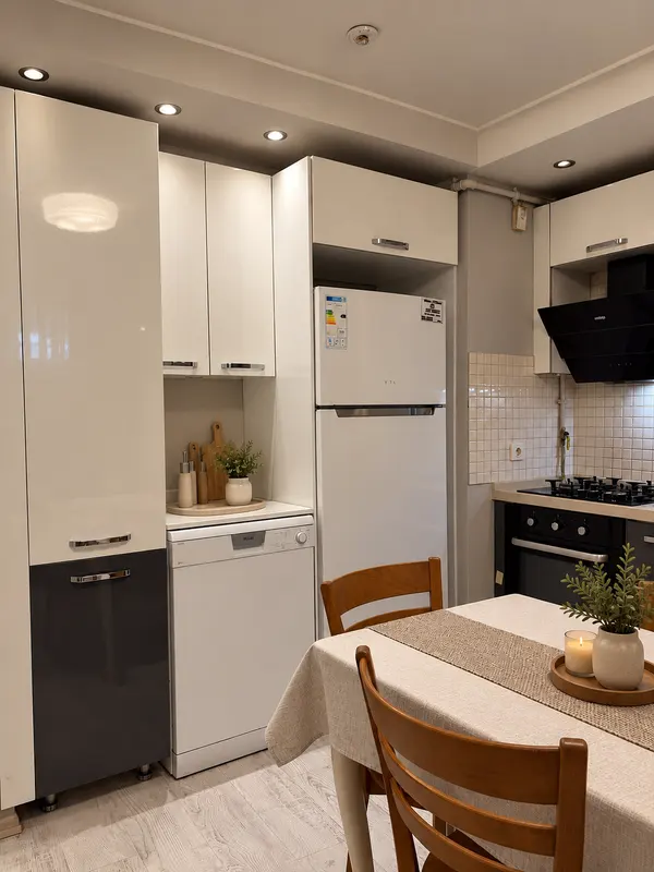 Mürdüm Residence — Mutfak dolapları ve yemek alanı