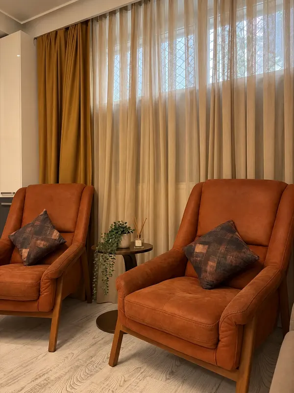 Mürdüm Residence — Gün ışığı alan koltuklar