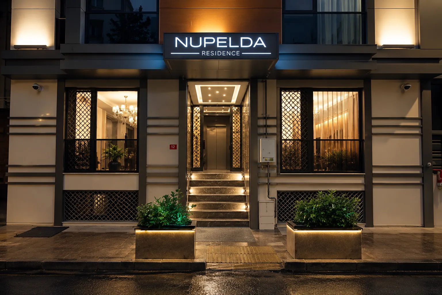 Nupelda Residence Hotel'in akşam ışıklarıyla aydınlanan girişi